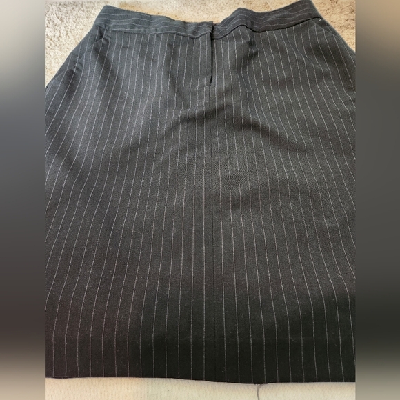 Grey Pinstriped Skirt By Isaac Mizrahi Size 8 - Picture 7 of 10